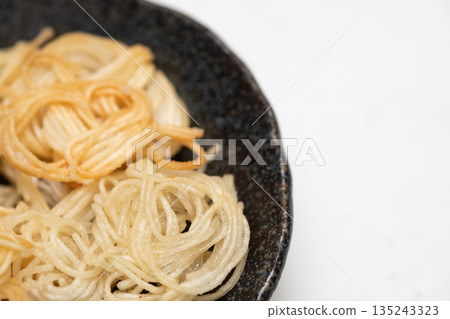 用捲起的素麵油炸而成的小吃圖片。 135243323