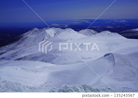 冬季從十勝嶽山頂到下幌龜岳的山脊線 冬季從十勝嶽山頂到下幌龜岳的山脊線 135243567