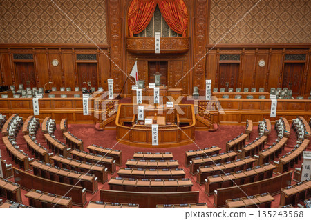 國會大廈眾議院全體會議廳及講台全景 [東京都千代田區永田町] 135243568