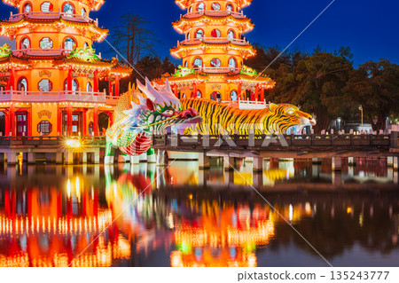 高雄荷花池的標誌：龍虎塔 135243777