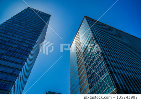 一群建築物在晴朗的天空和秋葉原 135243992