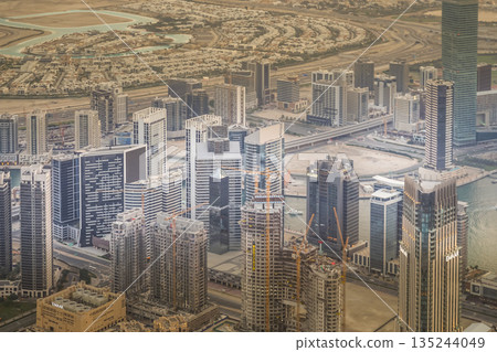 從哈利法塔天文台看到的迪拜天際線 從哈利法塔天文台看到的迪拜天際線 135244049