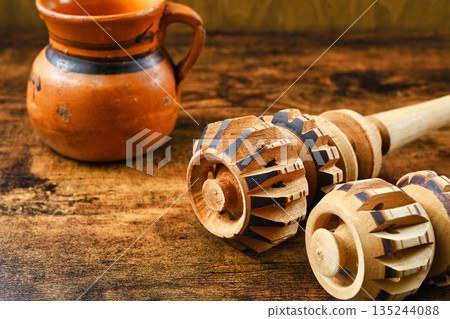 用於製作巧克力的墨西哥 molinillo 炊具 用於製作巧克力的墨西哥 molinillo 炊具 135244088