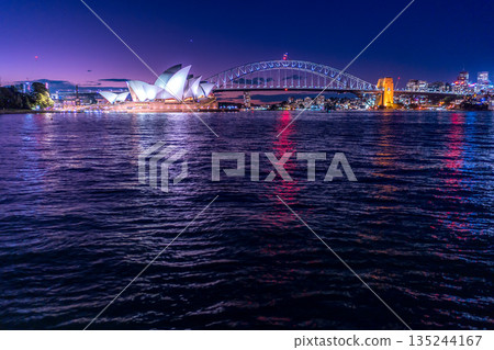 歌劇院和海港大橋 135244167