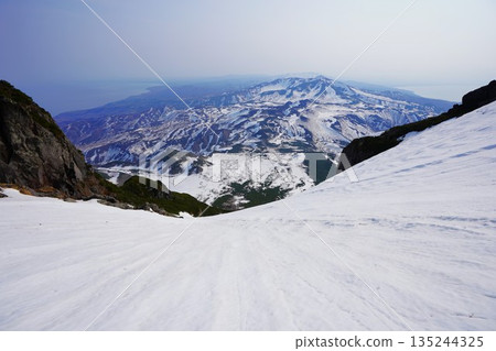 冬季羅臼山西南冰槽坡面及千二聖別山 冬季羅臼山西南冰槽坡面及千二聖別山 135244325