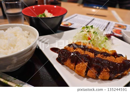 一份令人滿意的日式套餐,包含酥脆的豬排和色彩繽紛的小菜。 一份令人滿意的日式套餐,包含酥脆的豬排和色彩繽紛的小菜。 135244591