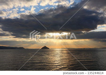 透過雲層的光線，描繪出一幅奇妙的海景。 135244614