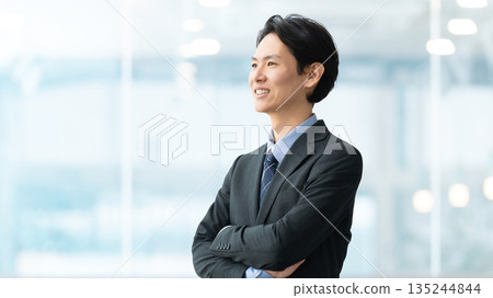 男性商人交叉雙臂 135244844