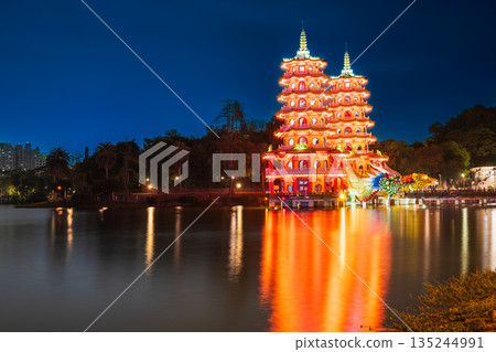 高雄荷花池的標誌：龍虎塔 135244991