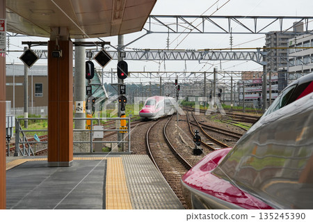 秋田新幹線E6系小町進入秋田站 135245390