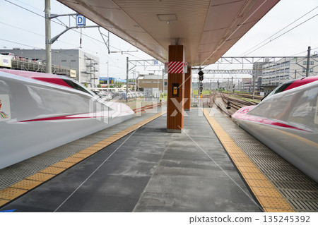 新幹線小町E6系列列車在秋田站等待發車 新幹線小町E6系列列車在秋田站等待發車 135245392