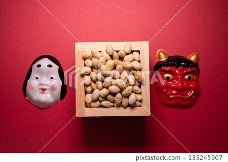 紅色背景上的木箱裡裝著大豆，還有惡魔和人妖面具。 135245907