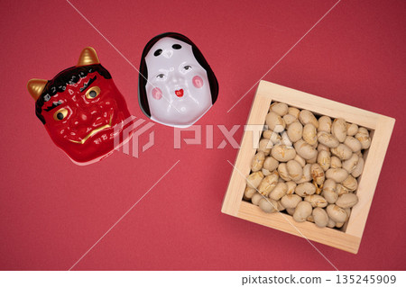 從空中俯瞰裝在木箱裡的黃豆和惡魔面具 135245909