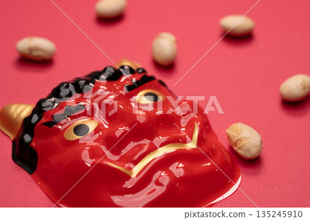 一幅由大豆和麵具組成的照片，讓人聯想到節分。 135245910