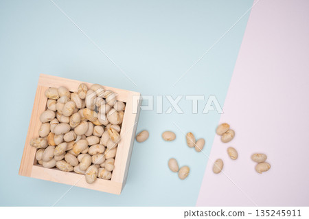 從空中俯瞰裝在木箱裡的黃豆和散落的豆粒 135245911