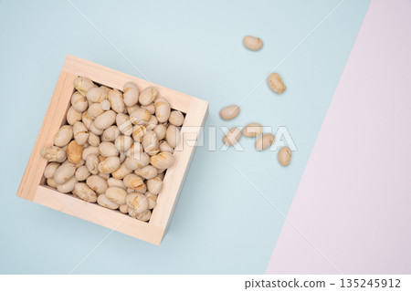 淺色背景上的木箱和黃豆產品照片 135245912