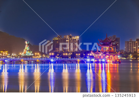 台灣高雄荷塘 135245913