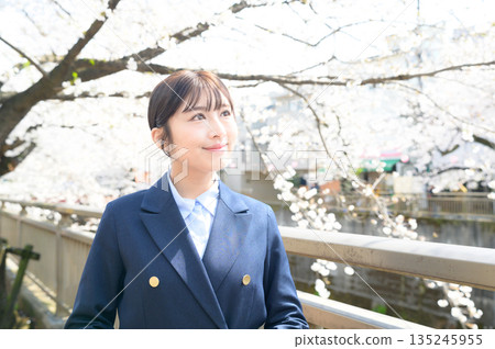 日本女子抬頭望櫻花 日本女子抬頭望櫻花 135245955