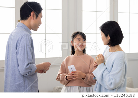 一位小學生收到一位男士贈送的新年禮物 135246198