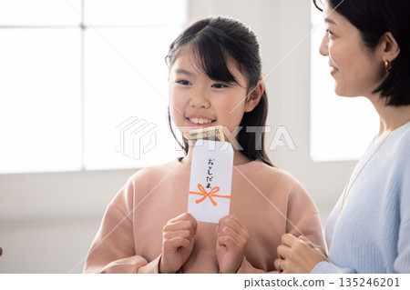 一位微笑的小學生正在查看她的新年禮物。 135246201