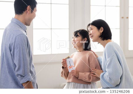 一位微笑的小學生正在查看她的新年禮物。 135246206
