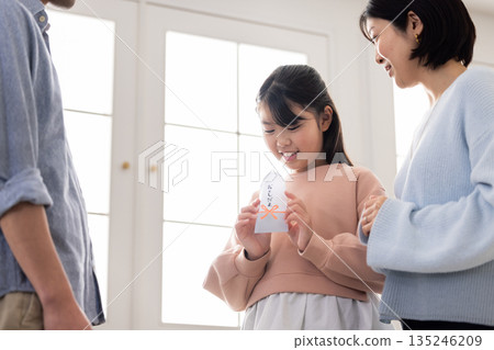 一位微笑的小學生正在查看她的新年禮物。 135246209