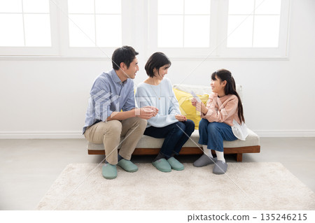 一位笑容燦爛的小學生從父母那裡收到了新年壓歲錢。 135246215