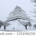 雪中的日本城堡、天守閣和冬日美景 135246258