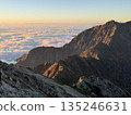 晨曦灑在山脊和雲海上，景色壯麗迷人。 135246631