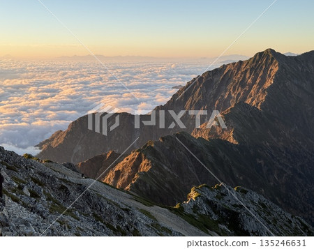 晨曦灑在山脊和雲海上,景色壯麗迷人。 晨曦灑在山脊和雲海上,景色壯麗迷人。 135246631