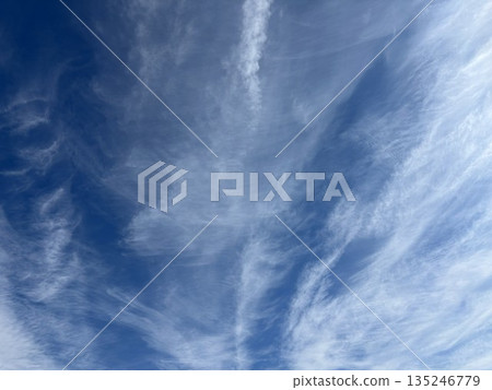 湛藍的天空彷彿被塗上了白色的條紋和尾跡,令人心曠神怡,彷彿微風拂面。 湛藍的天空彷彿被塗上了白色的條紋和尾跡,令人心曠神怡,彷彿微風拂面。 135246779