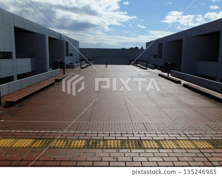 連接建築物的開放式戶外平台空間 135246985