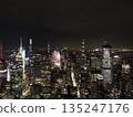 城市摩天大樓和燈光的夜景 135247176