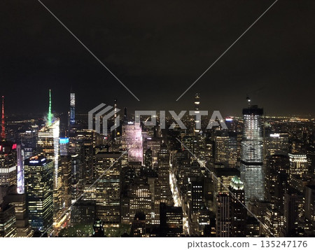 城市摩天大樓和燈光的夜景 城市摩天大樓和燈光的夜景 135247176