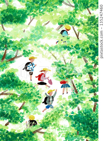 手繪水彩插圖，描繪了小學生沿著綠樹成蔭的街道行走的情景。 135247460