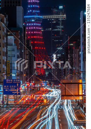 東京夜景:東京鐵塔和雷射光束 東京夜景:東京鐵塔和雷射光束 135247684