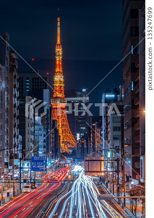 東京夜景：東京鐵塔和雷射光束 135247699