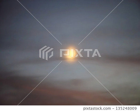 Gentle sunset with halo effects and tranquil atmosphere Gentle sunset with halo effects and tranquil atmosphere 135248009