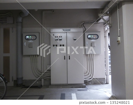安裝在公寓大樓公共區域的功能性電源控制面板。這是一幅看似雜亂無章卻又井然有序的景象，展現了支撐城市基礎設施的各種設備。 135248021