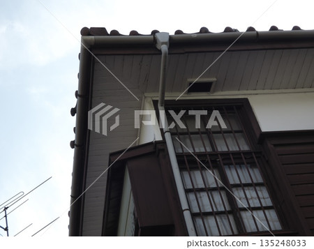 這是一棟昭和時代風格的復古木屋，屋簷和格子窗的設計別具匠心。這些建築細節讓人聯想起溫馨的日式老房子。 135248033