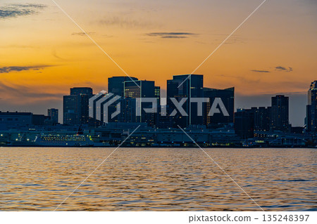 黃昏時分東京市中心的夜景 黃昏時分東京市中心的夜景 135248397