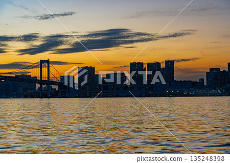 黃昏時分東京市中心的夜景 黃昏時分東京市中心的夜景 135248398
