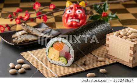 節分繪方捲和幸運豆，一幅日本傳統時令活動的畫面，配有鬼面具和烤鹹沙丁魚。 135248634
