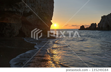 清晨的陽光灑在伊拉戈角的海蝕洞和礁石上，倒映著迷人的光影。 135249164