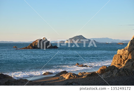 嶙峋的海岸和海岸線在晨曦中染上了色彩。 嶙峋的海岸和海岸線在晨曦中染上了色彩。 135249172