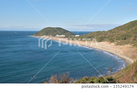 厚海半島小島濱海灘擁有美麗的海岸線和藍色的大海。 135249174