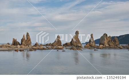 和歌山縣橋龜岩的奇特岩層以及退潮時廣闊的海面 135249194