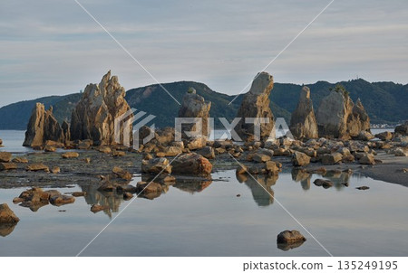 The strange rock formations of Hashiguiiwa in Wakayama and the water reflection at low tide 135249195
