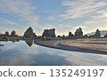 The strange rock formations of Hashiguiiwa in Wakayama and the water reflection at low tide 135249197