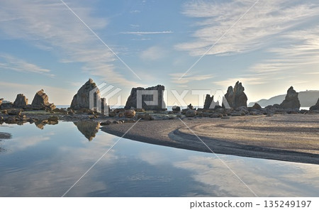 The strange rock formations of Hashiguiiwa in Wakayama and the water reflection at low tide 135249197